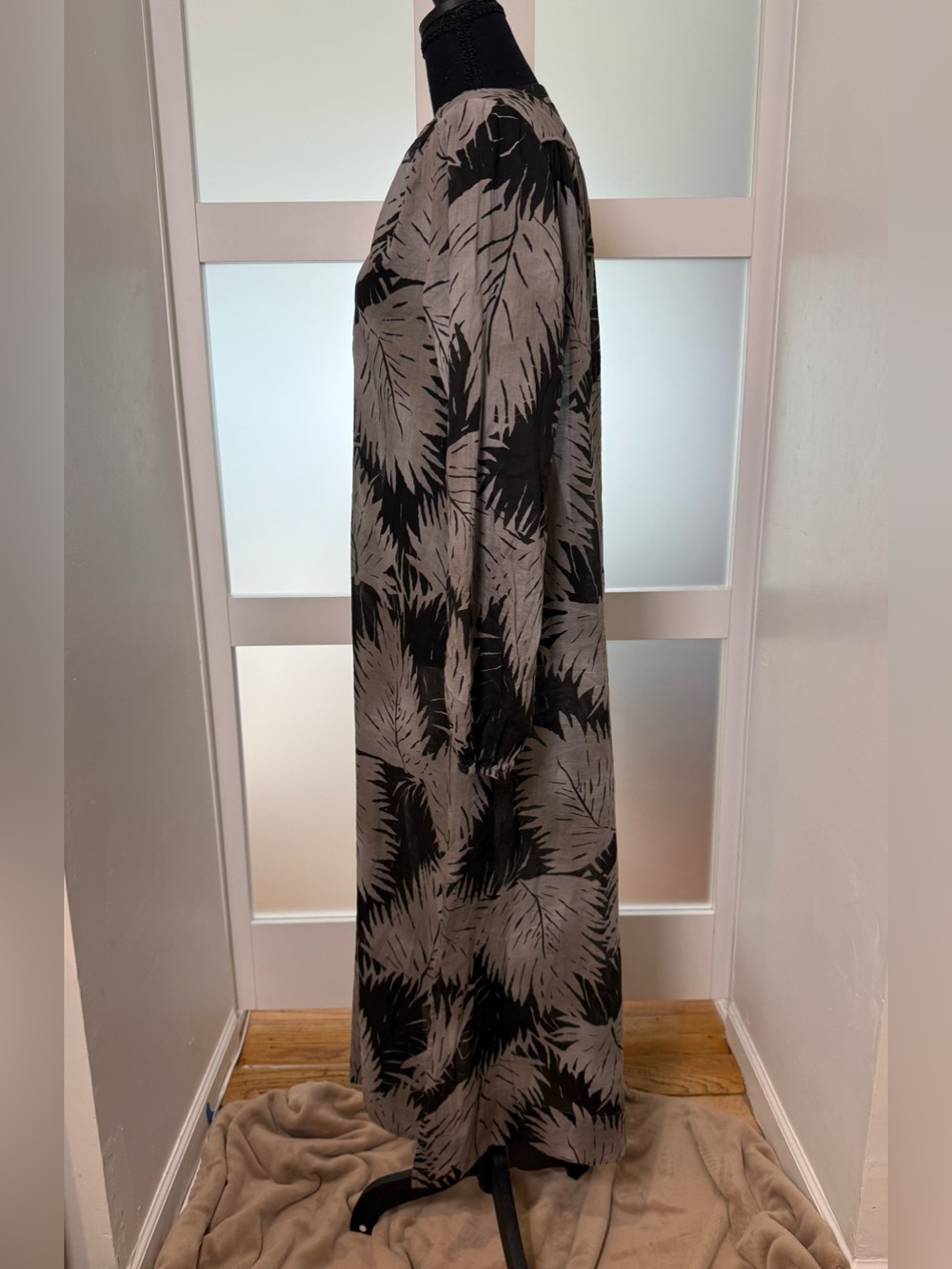 James Perse Black & Gray Leaf-Print V-Neck Maxi Dress, 100% Cotton, size 1/Small - Picture 3 of 10
